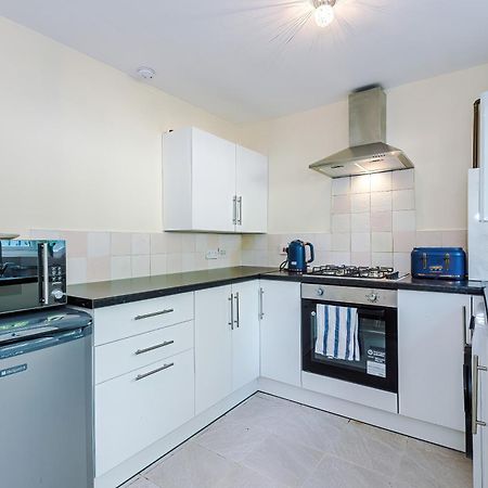 Manchester Comfortable 3 Bedroom House, Free Parking, Wifi & Disneyplus Worsley Exterior foto