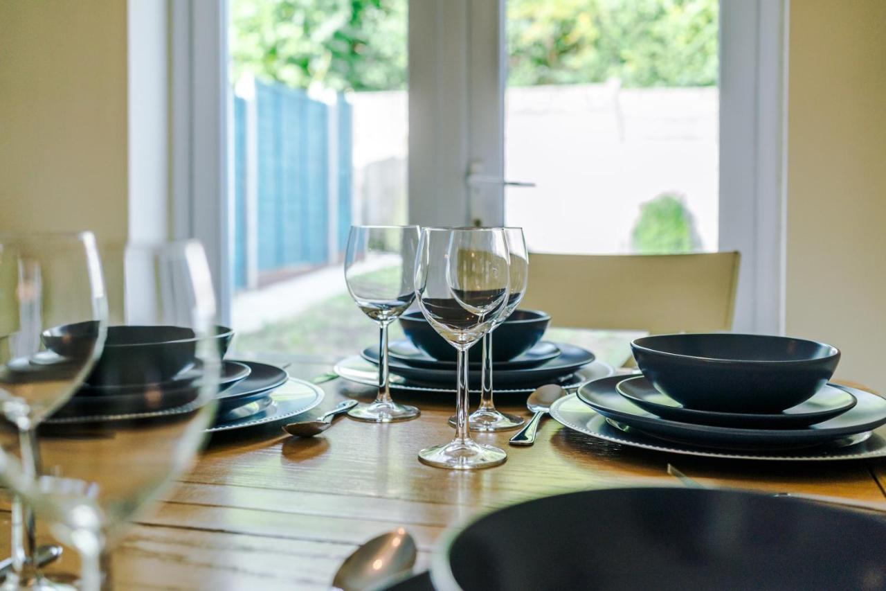 Manchester Comfortable 3 Bedroom House, Free Parking, Wifi & Disneyplus Worsley Exterior foto